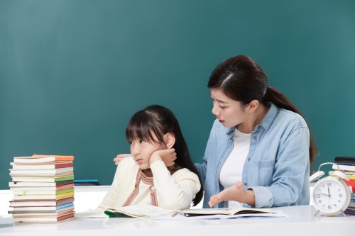 摄图网_501811860_妈妈辅导训斥教育厌学的女儿（企业商用）